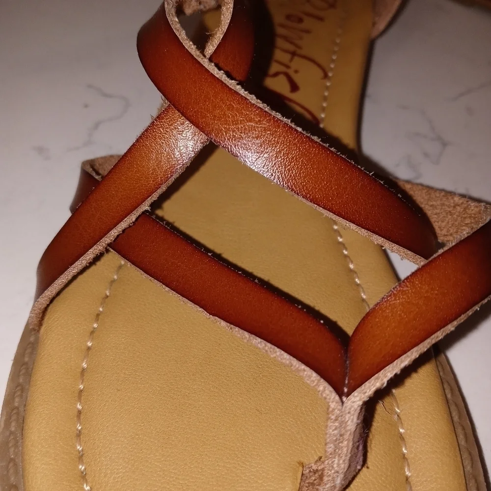 Blowfish Malibu thong leather Sandals with buckle and zip up heel youth 4.5
